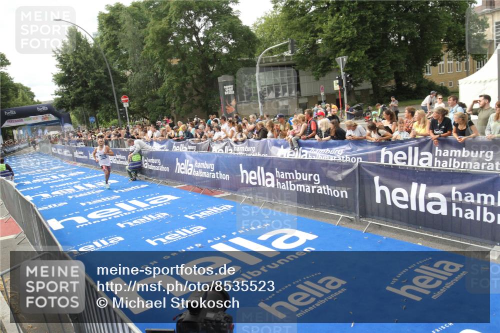 29.06.2025 - hella hamburg halbmarathon Michael Strokosch http://msf.ph/oto/8535523 29.06.2025 10:20:39 Ziel  meine-sportfotos.de