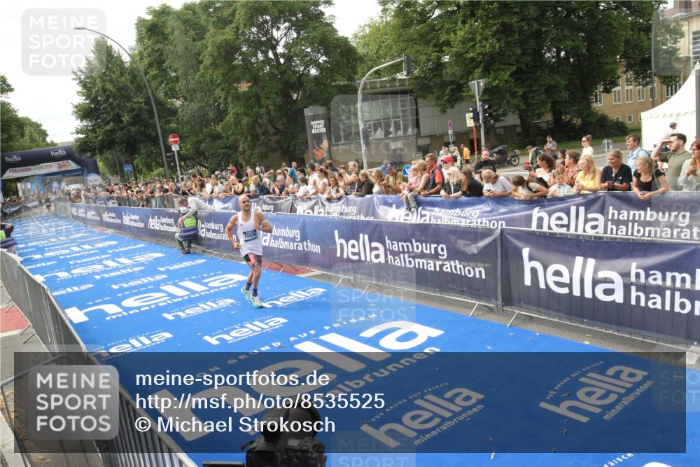 29.06.2025 - hella hamburg halbmarathon Michael Strokosch http://msf.ph/oto/8535525 29.06.2025 10:20:40 Ziel  meine-sportfotos.de