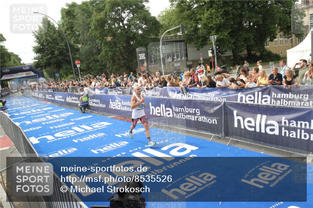 29.06.2025 - hella hamburg halbmarathon Michael Strokosch http://msf.ph/oto/8535526 29.06.2025 10:20:40 Ziel  meine-sportfotos.de