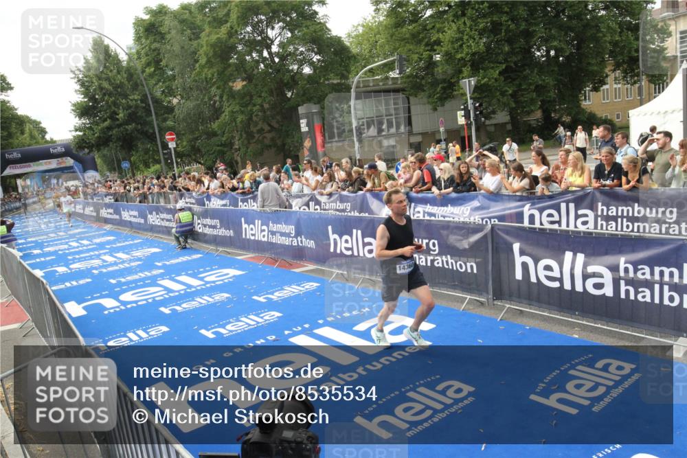 29.06.2025 - hella hamburg halbmarathon Michael Strokosch http://msf.ph/oto/8535534 29.06.2025 10:20:49 Ziel  meine-sportfotos.de