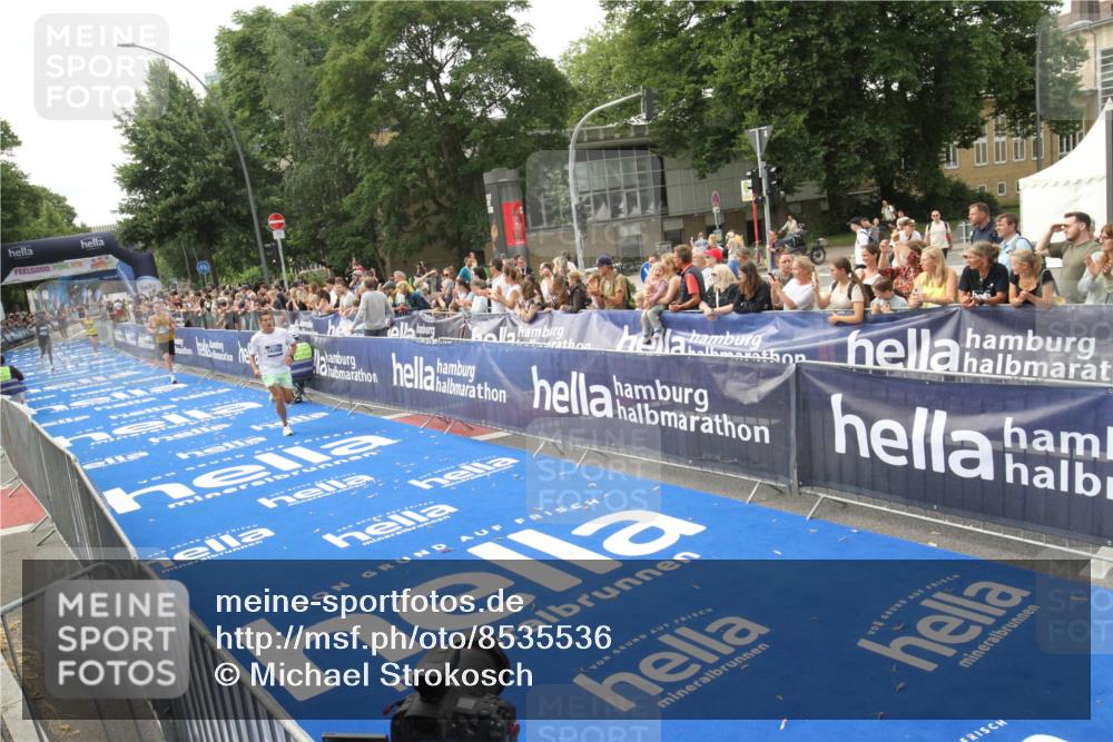 29.06.2025 - hella hamburg halbmarathon Michael Strokosch http://msf.ph/oto/8535536 29.06.2025 10:20:52 Ziel  meine-sportfotos.de