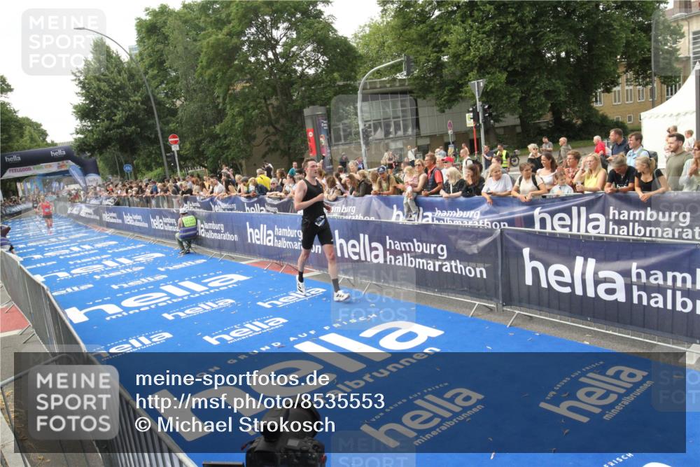 29.06.2025 - hella hamburg halbmarathon Michael Strokosch http://msf.ph/oto/8535553 29.06.2025 10:21:07 Ziel  meine-sportfotos.de