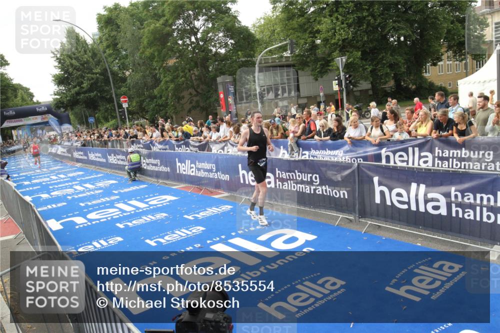 29.06.2025 - hella hamburg halbmarathon Michael Strokosch http://msf.ph/oto/8535554 29.06.2025 10:21:07 Ziel  meine-sportfotos.de