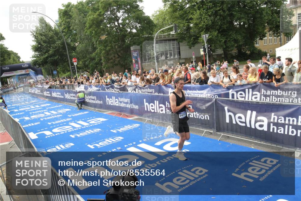 29.06.2025 - hella hamburg halbmarathon Michael Strokosch http://msf.ph/oto/8535564 29.06.2025 10:21:15 Ziel  meine-sportfotos.de