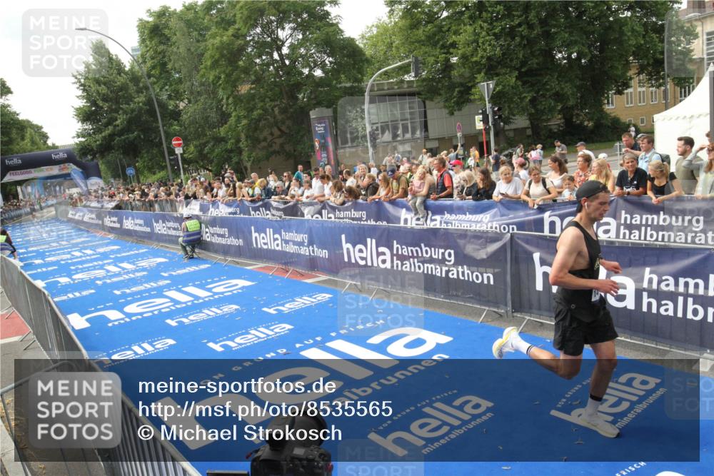 29.06.2025 - hella hamburg halbmarathon Michael Strokosch http://msf.ph/oto/8535565 29.06.2025 10:21:16 Ziel  meine-sportfotos.de
