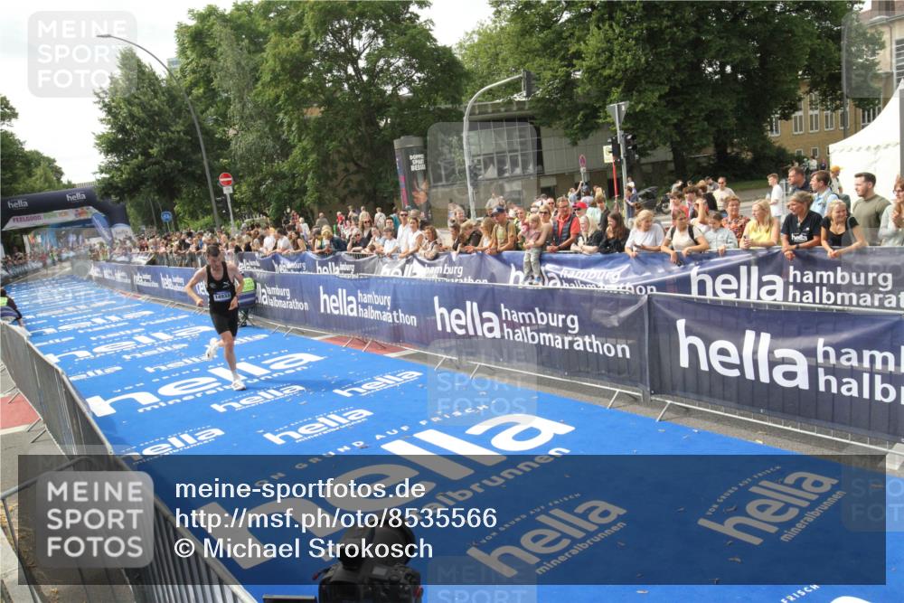 29.06.2025 - hella hamburg halbmarathon Michael Strokosch http://msf.ph/oto/8535566 29.06.2025 10:21:25 Ziel  meine-sportfotos.de