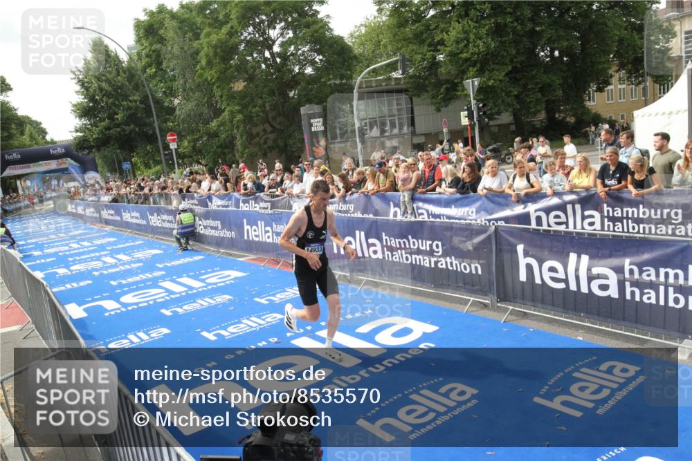 29.06.2025 - hella hamburg halbmarathon Michael Strokosch http://msf.ph/oto/8535570 29.06.2025 10:21:27 Ziel  meine-sportfotos.de
