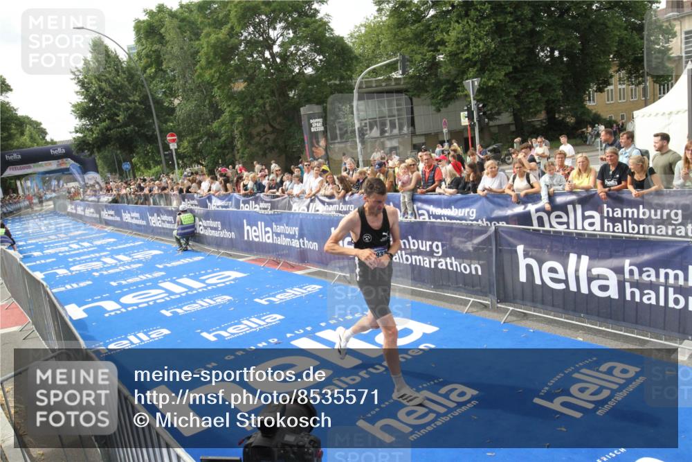 29.06.2025 - hella hamburg halbmarathon Michael Strokosch http://msf.ph/oto/8535571 29.06.2025 10:21:27 Ziel  meine-sportfotos.de