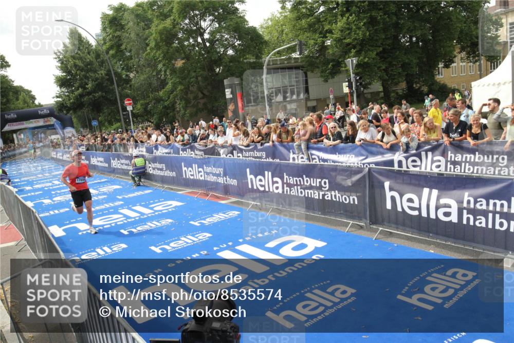 29.06.2025 - hella hamburg halbmarathon Michael Strokosch http://msf.ph/oto/8535574 29.06.2025 10:21:37 Ziel  meine-sportfotos.de