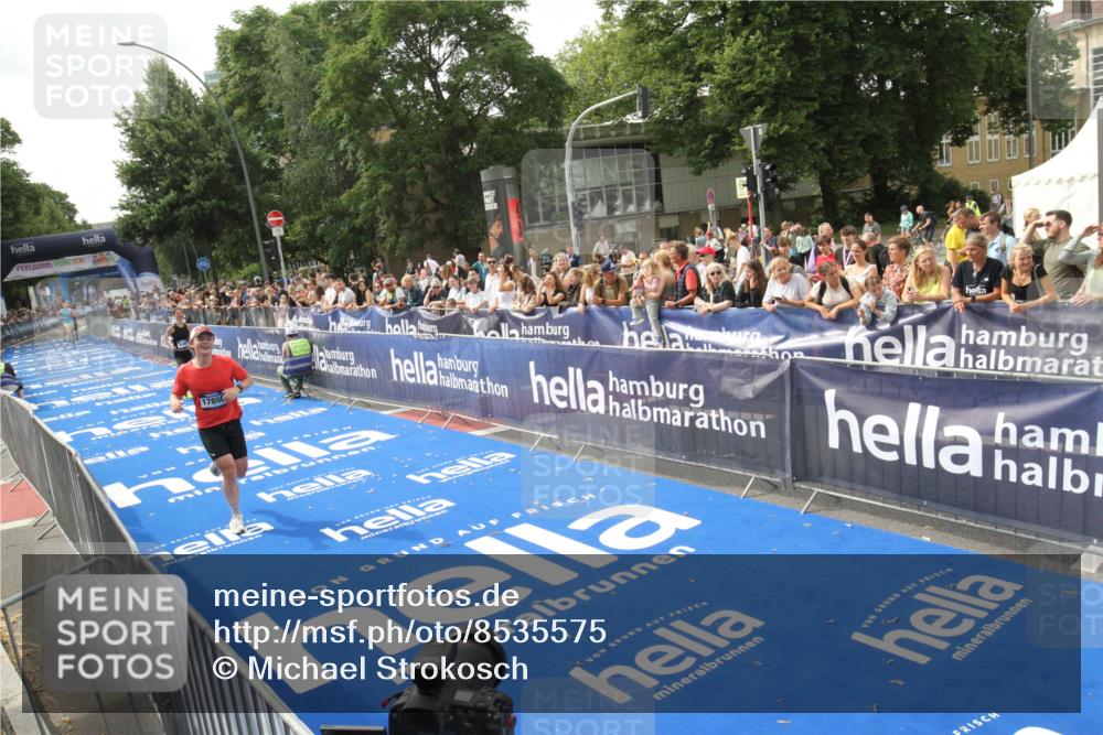 29.06.2025 - hella hamburg halbmarathon Michael Strokosch http://msf.ph/oto/8535575 29.06.2025 10:21:38 Ziel  meine-sportfotos.de