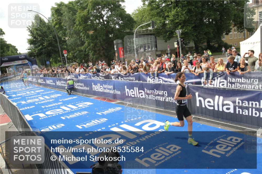 29.06.2025 - hella hamburg halbmarathon Michael Strokosch http://msf.ph/oto/8535584 29.06.2025 10:21:41 Ziel  meine-sportfotos.de