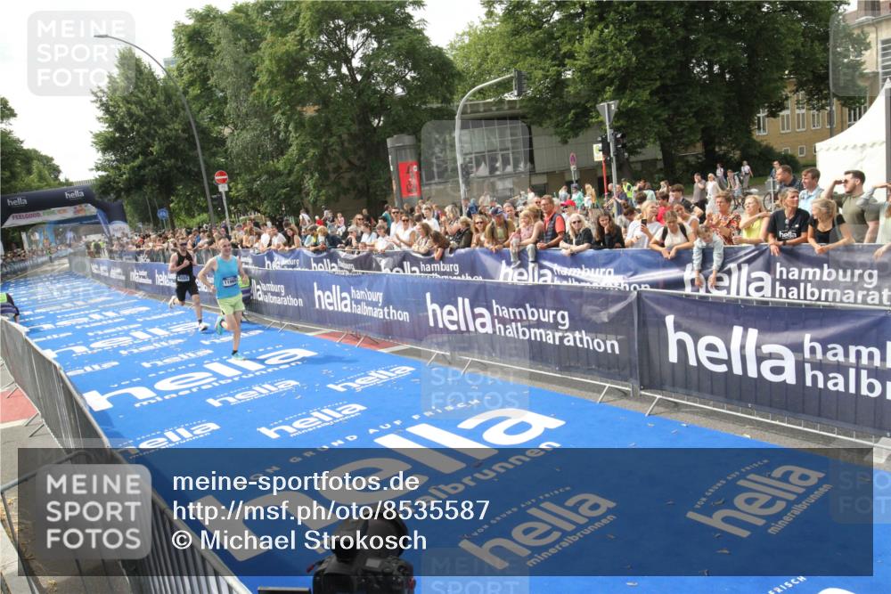 29.06.2025 - hella hamburg halbmarathon Michael Strokosch http://msf.ph/oto/8535587 29.06.2025 10:21:44 Ziel  meine-sportfotos.de