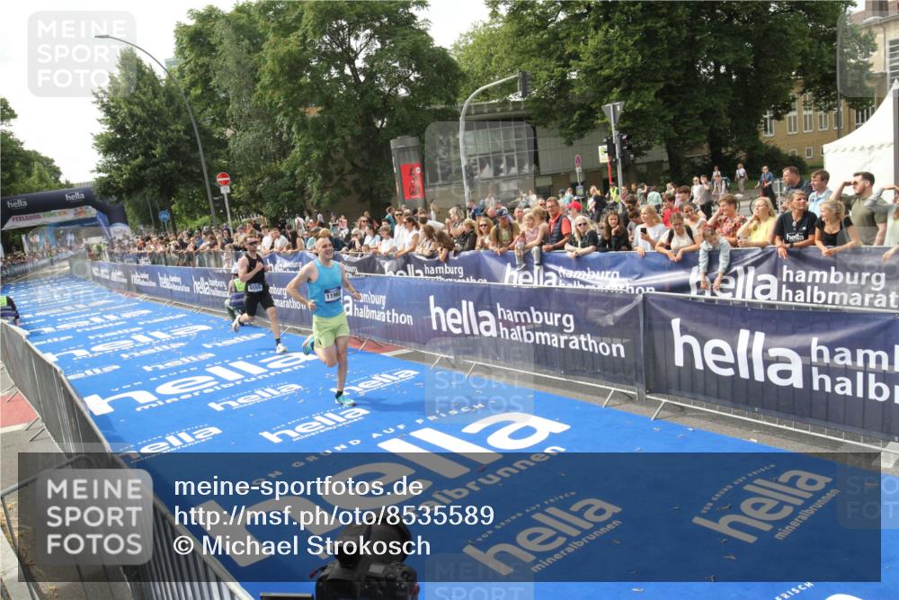 29.06.2025 - hella hamburg halbmarathon Michael Strokosch http://msf.ph/oto/8535589 29.06.2025 10:21:44 Ziel  meine-sportfotos.de