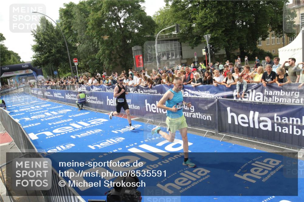 29.06.2025 - hella hamburg halbmarathon Michael Strokosch http://msf.ph/oto/8535591 29.06.2025 10:21:45 Ziel  meine-sportfotos.de