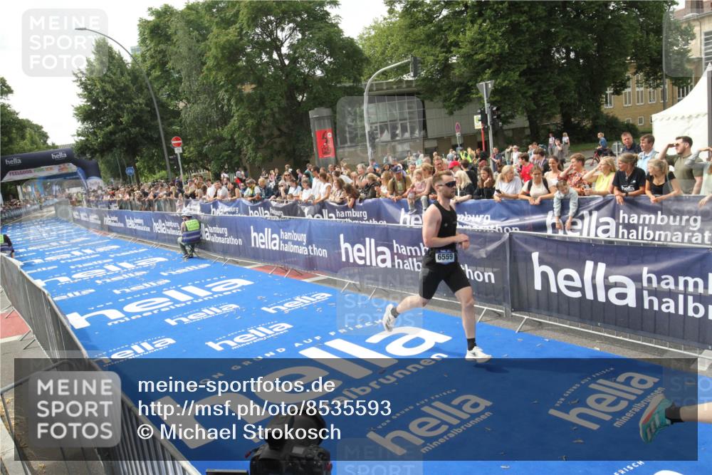 29.06.2025 - hella hamburg halbmarathon Michael Strokosch http://msf.ph/oto/8535593 29.06.2025 10:21:46 Ziel  meine-sportfotos.de