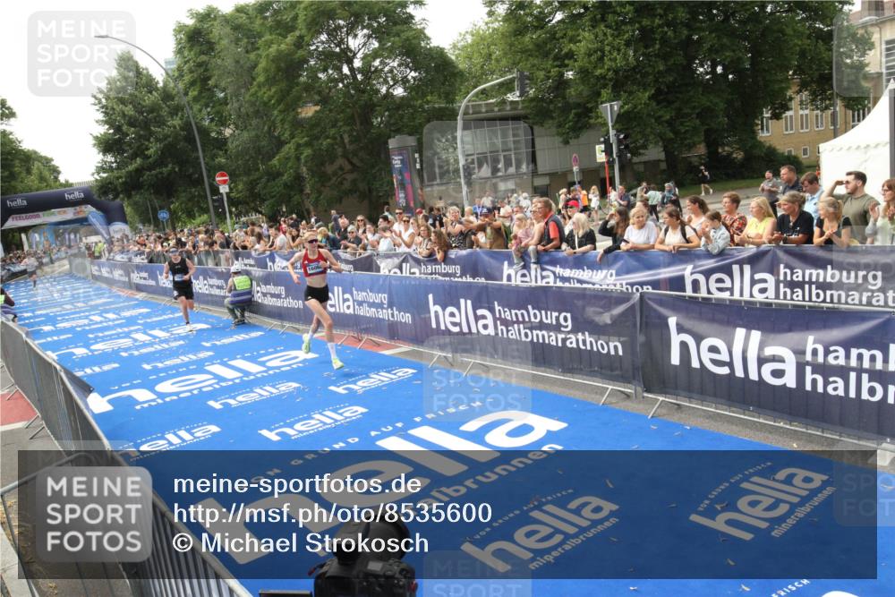 29.06.2025 - hella hamburg halbmarathon Michael Strokosch http://msf.ph/oto/8535600 29.06.2025 10:22:08 Ziel  meine-sportfotos.de