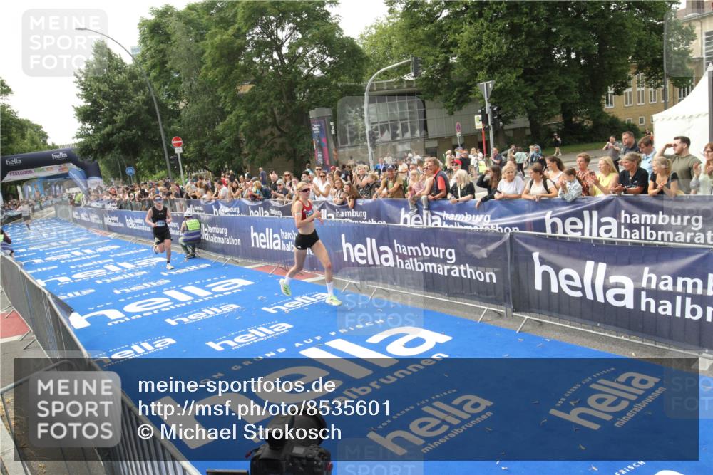 29.06.2025 - hella hamburg halbmarathon Michael Strokosch http://msf.ph/oto/8535601 29.06.2025 10:22:08 Ziel  meine-sportfotos.de