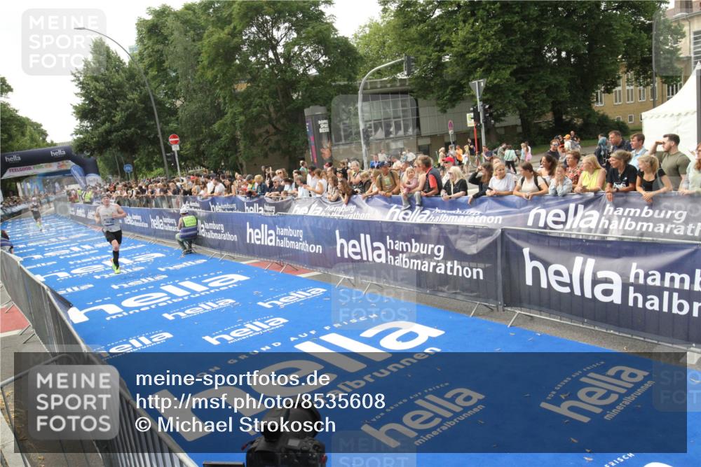 29.06.2025 - hella hamburg halbmarathon Michael Strokosch http://msf.ph/oto/8535608 29.06.2025 10:22:13 Ziel  meine-sportfotos.de