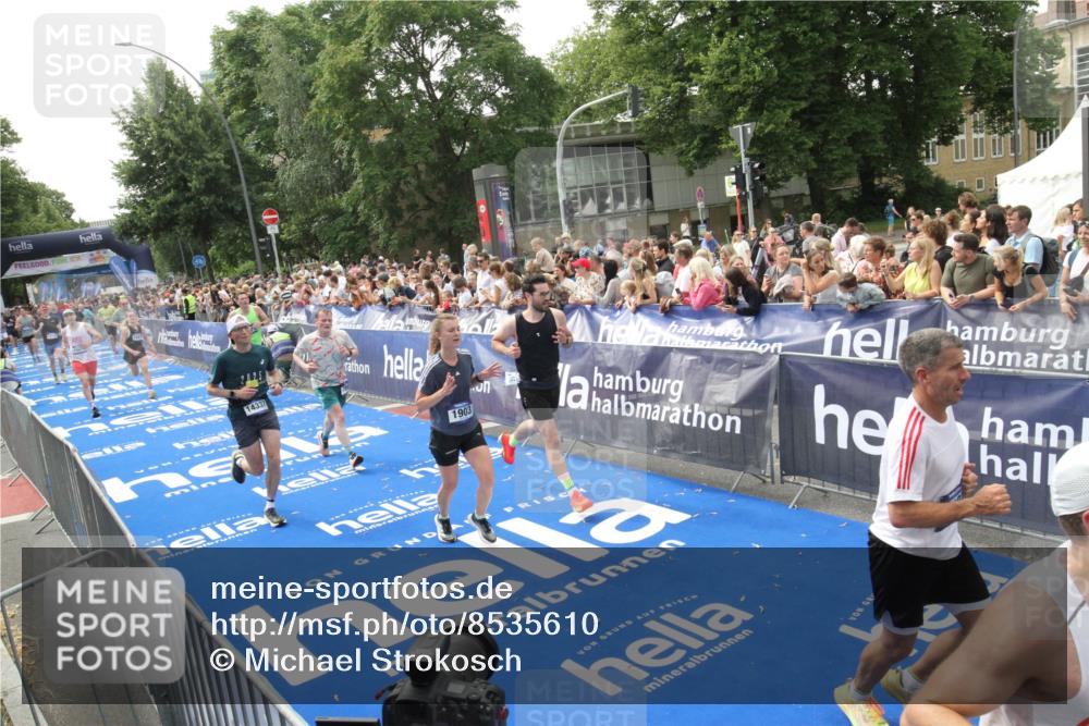 29.06.2025 - hella hamburg halbmarathon Michael Strokosch http://msf.ph/oto/8535610 29.06.2025 10:42:22 Ziel  meine-sportfotos.de