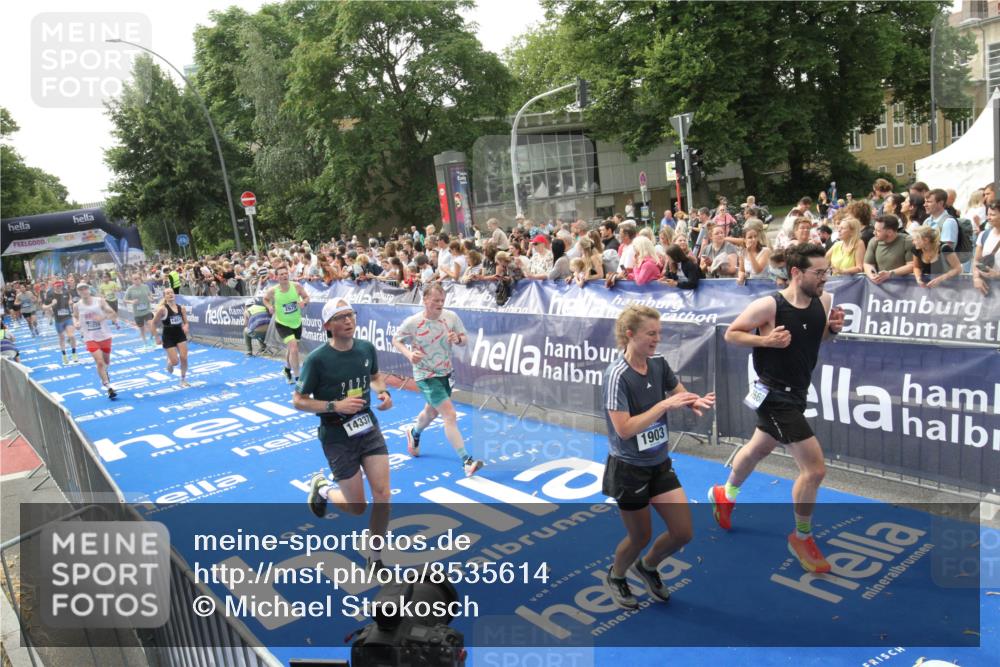 29.06.2025 - hella hamburg halbmarathon Michael Strokosch http://msf.ph/oto/8535614 29.06.2025 10:42:23 Ziel  meine-sportfotos.de