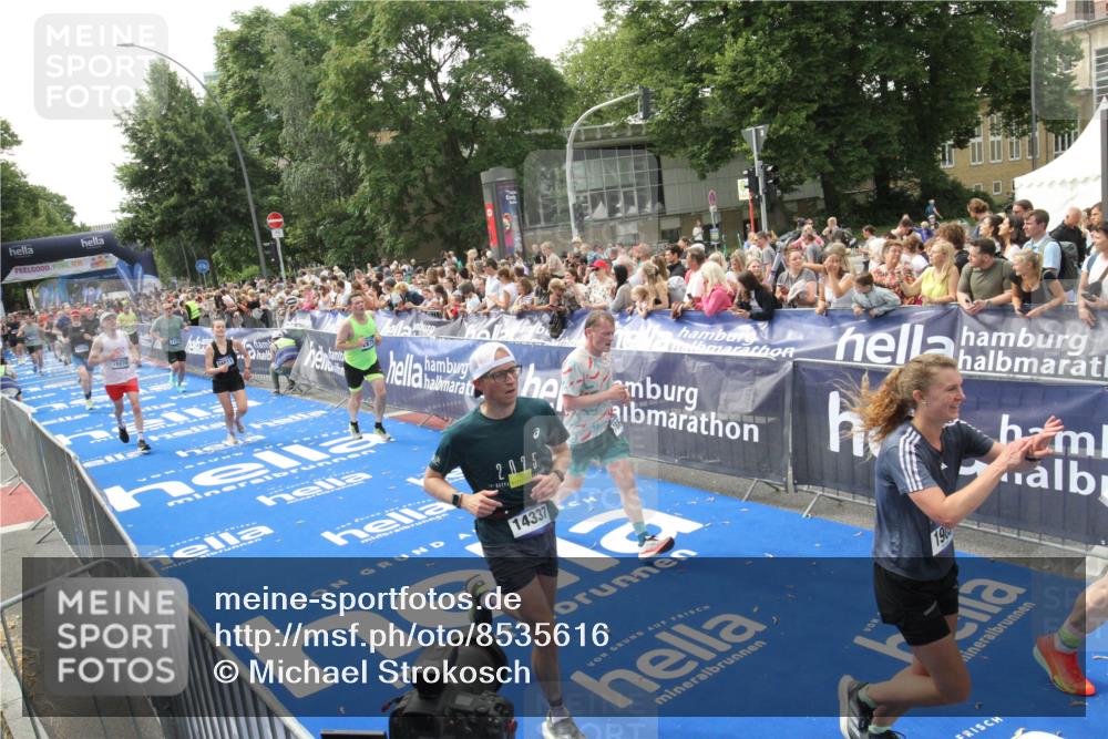 29.06.2025 - hella hamburg halbmarathon Michael Strokosch http://msf.ph/oto/8535616 29.06.2025 10:42:23 Ziel  meine-sportfotos.de