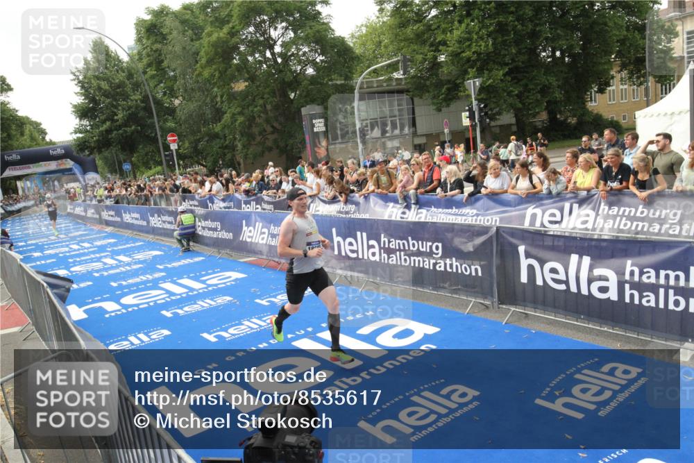 29.06.2025 - hella hamburg halbmarathon Michael Strokosch http://msf.ph/oto/8535617 29.06.2025 10:22:15 Ziel  meine-sportfotos.de