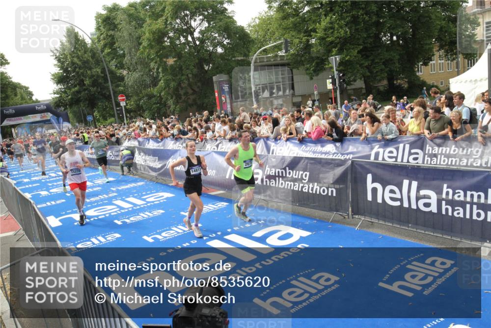 29.06.2025 - hella hamburg halbmarathon Michael Strokosch http://msf.ph/oto/8535620 29.06.2025 10:42:24 Ziel  meine-sportfotos.de