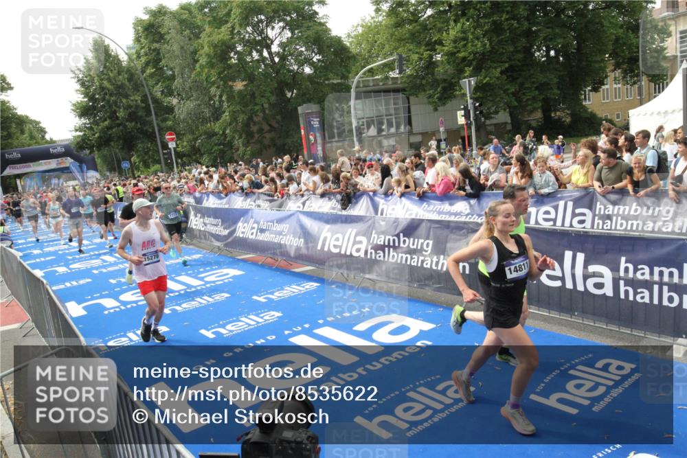 29.06.2025 - hella hamburg halbmarathon Michael Strokosch http://msf.ph/oto/8535622 29.06.2025 10:42:25 Ziel  meine-sportfotos.de