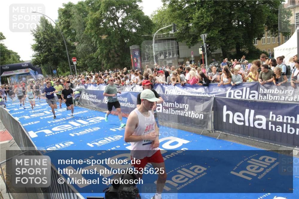29.06.2025 - hella hamburg halbmarathon Michael Strokosch http://msf.ph/oto/8535625 29.06.2025 10:42:26 Ziel  meine-sportfotos.de