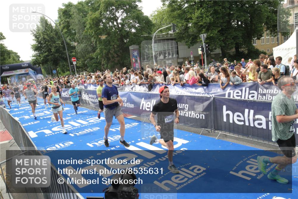 29.06.2025 - hella hamburg halbmarathon Michael Strokosch http://msf.ph/oto/8535631 29.06.2025 10:42:28 Ziel  meine-sportfotos.de