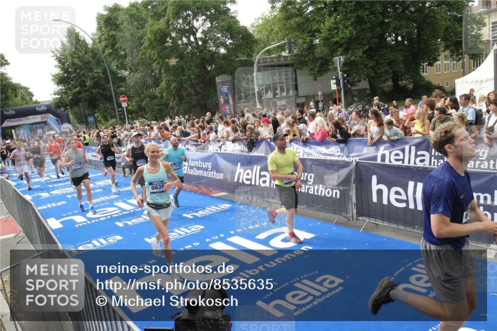 29.06.2025 - hella hamburg halbmarathon Michael Strokosch http://msf.ph/oto/8535635 29.06.2025 10:42:29 Ziel  meine-sportfotos.de