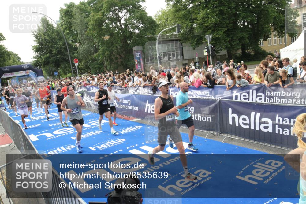 29.06.2025 - hella hamburg halbmarathon Michael Strokosch http://msf.ph/oto/8535639 29.06.2025 10:42:30 Ziel  meine-sportfotos.de