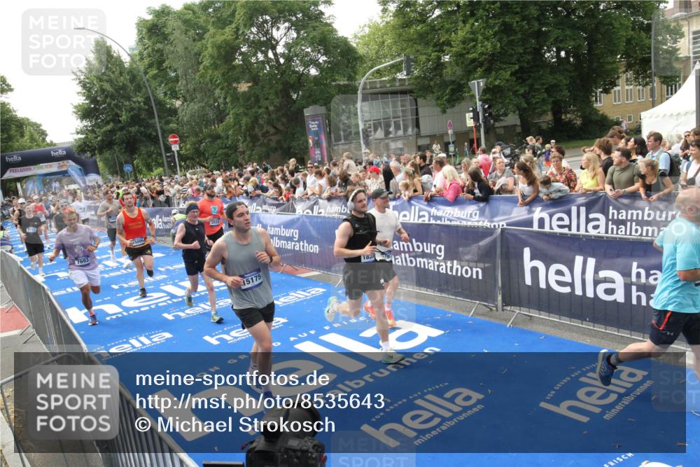 29.06.2025 - hella hamburg halbmarathon Michael Strokosch http://msf.ph/oto/8535643 29.06.2025 10:42:31 Ziel  meine-sportfotos.de