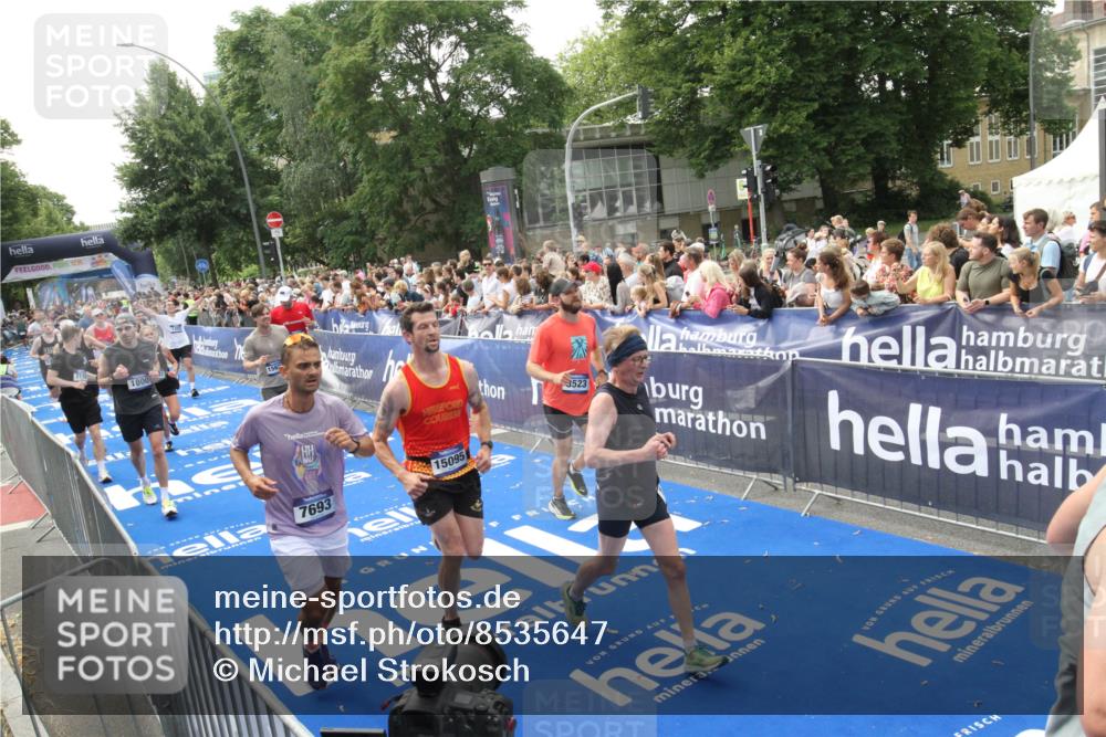 29.06.2025 - hella hamburg halbmarathon Michael Strokosch http://msf.ph/oto/8535647 29.06.2025 10:42:32 Ziel  meine-sportfotos.de