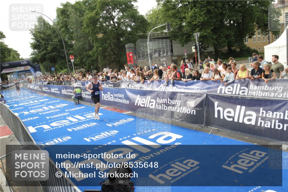 29.06.2025 - hella hamburg halbmarathon Michael Strokosch http://msf.ph/oto/8535648 29.06.2025 10:22:40 Ziel  meine-sportfotos.de