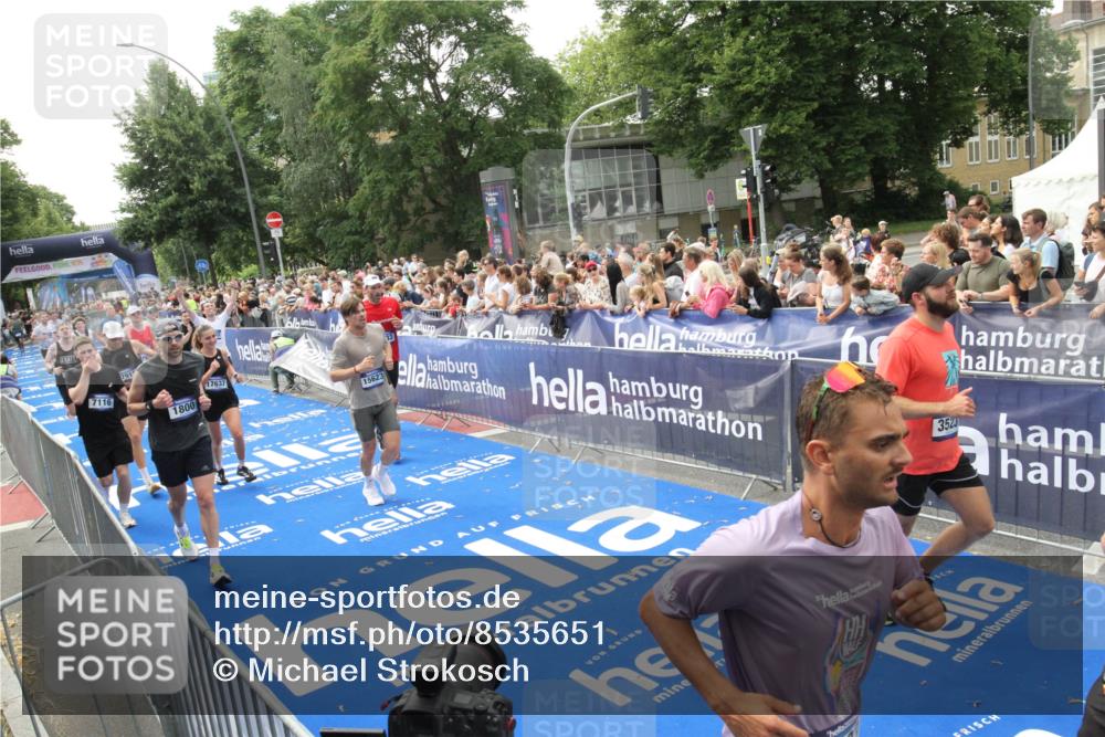 29.06.2025 - hella hamburg halbmarathon Michael Strokosch http://msf.ph/oto/8535651 29.06.2025 10:42:33 Ziel  meine-sportfotos.de