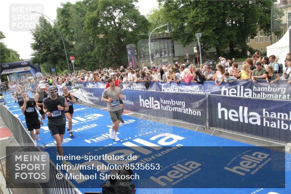 29.06.2025 - hella hamburg halbmarathon Michael Strokosch http://msf.ph/oto/8535653 29.06.2025 10:42:33 Ziel  meine-sportfotos.de