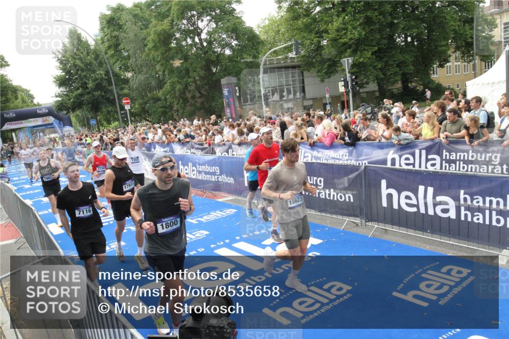 29.06.2025 - hella hamburg halbmarathon Michael Strokosch http://msf.ph/oto/8535658 29.06.2025 10:42:34 Ziel  meine-sportfotos.de