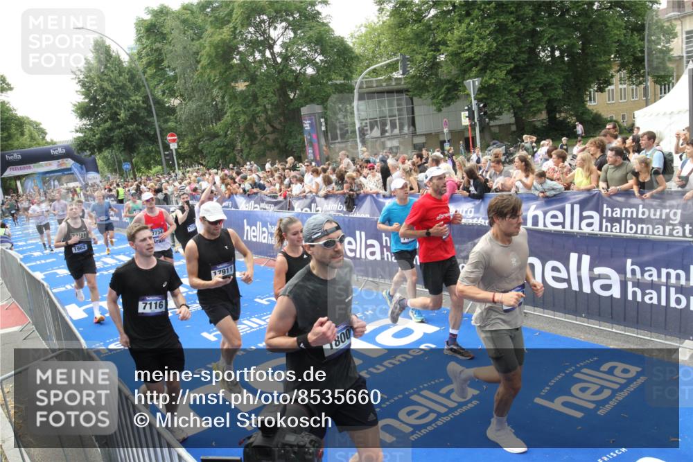 29.06.2025 - hella hamburg halbmarathon Michael Strokosch http://msf.ph/oto/8535660 29.06.2025 10:42:34 Ziel  meine-sportfotos.de