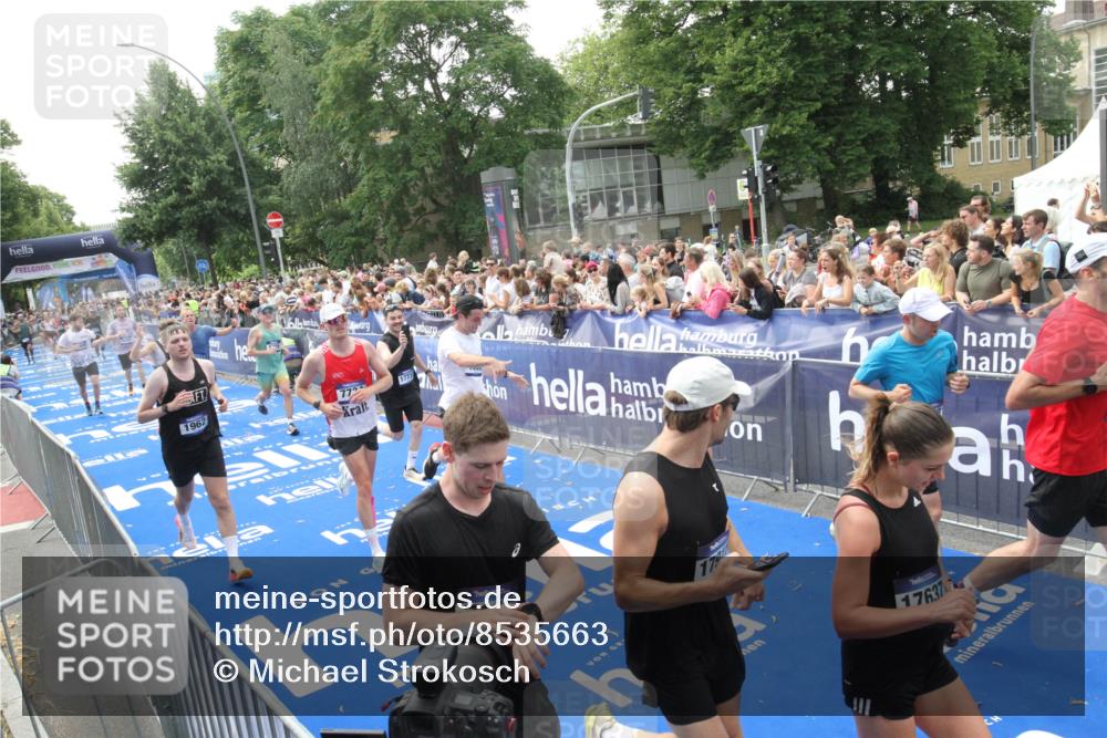 29.06.2025 - hella hamburg halbmarathon Michael Strokosch http://msf.ph/oto/8535663 29.06.2025 10:42:35 Ziel  meine-sportfotos.de