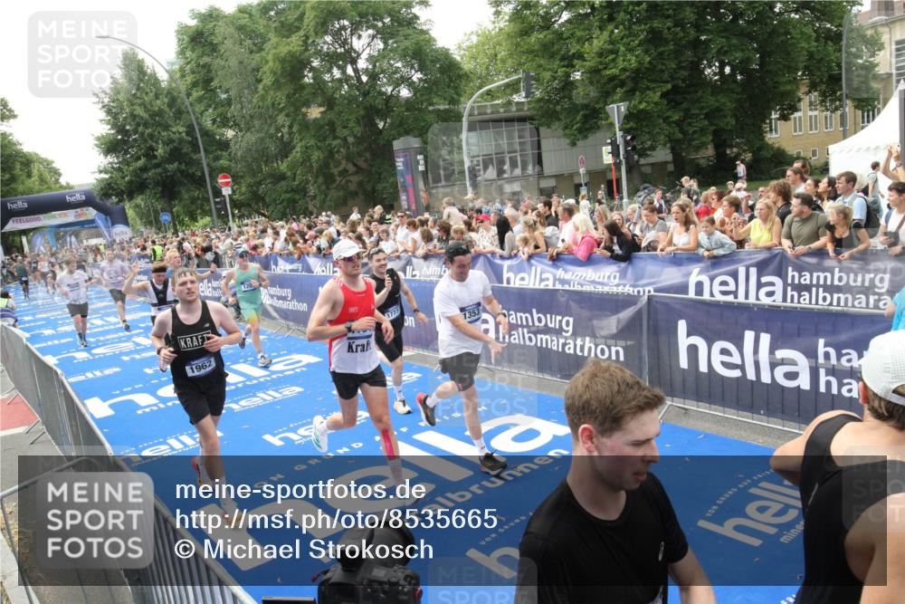29.06.2025 - hella hamburg halbmarathon Michael Strokosch http://msf.ph/oto/8535665 29.06.2025 10:42:35 Ziel  meine-sportfotos.de