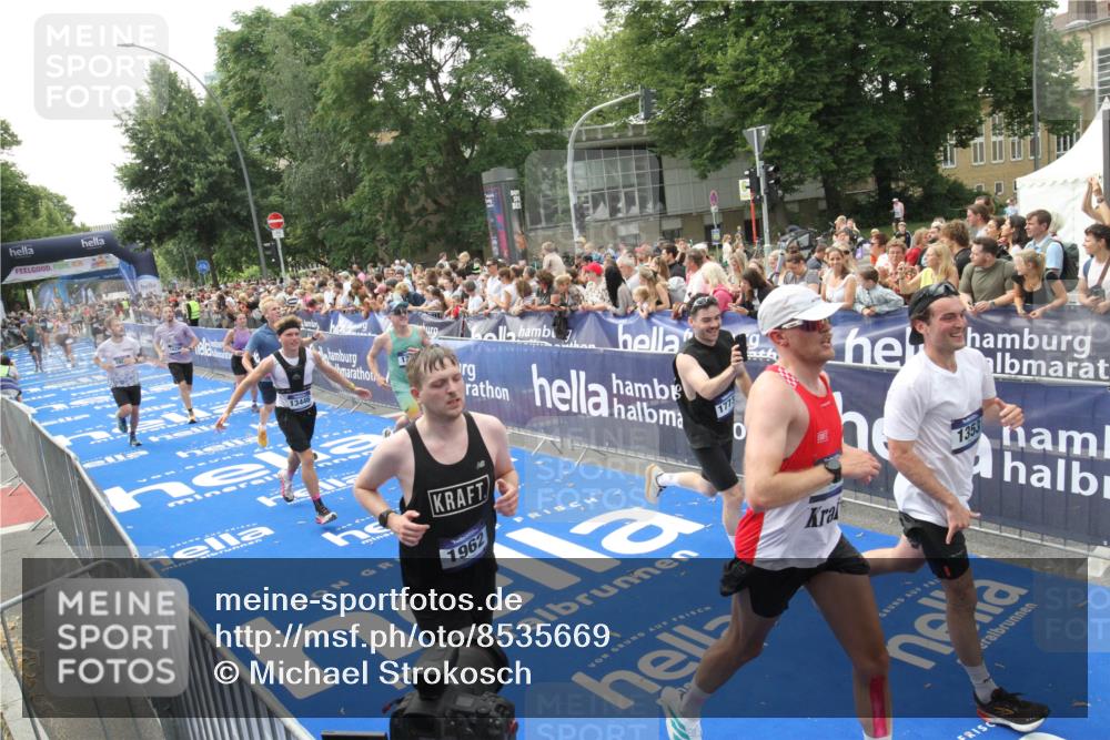 29.06.2025 - hella hamburg halbmarathon Michael Strokosch http://msf.ph/oto/8535669 29.06.2025 10:42:36 Ziel  meine-sportfotos.de