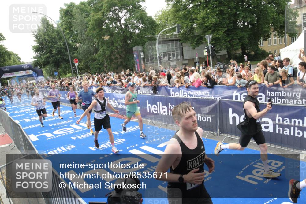 29.06.2025 - hella hamburg halbmarathon Michael Strokosch http://msf.ph/oto/8535671 29.06.2025 10:42:36 Ziel  meine-sportfotos.de