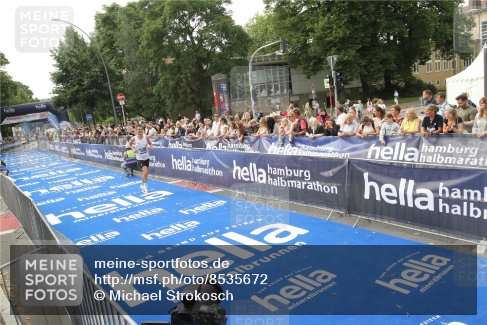 29.06.2025 - hella hamburg halbmarathon Michael Strokosch http://msf.ph/oto/8535672 29.06.2025 10:22:48 Ziel  meine-sportfotos.de