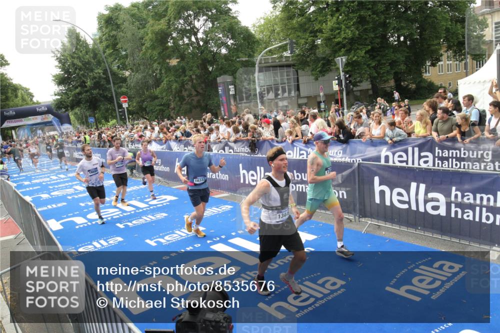 29.06.2025 - hella hamburg halbmarathon Michael Strokosch http://msf.ph/oto/8535676 29.06.2025 10:42:37 Ziel  meine-sportfotos.de