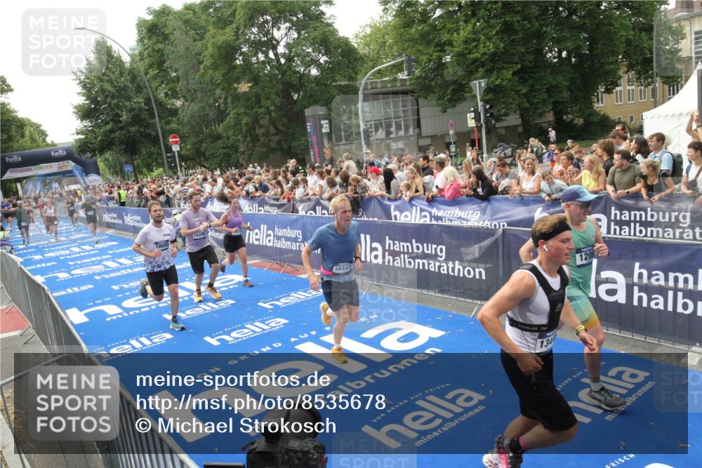 29.06.2025 - hella hamburg halbmarathon Michael Strokosch http://msf.ph/oto/8535678 29.06.2025 10:42:37 Ziel  meine-sportfotos.de