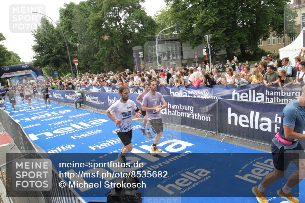 29.06.2025 - hella hamburg halbmarathon Michael Strokosch http://msf.ph/oto/8535682 29.06.2025 10:42:38 Ziel  meine-sportfotos.de