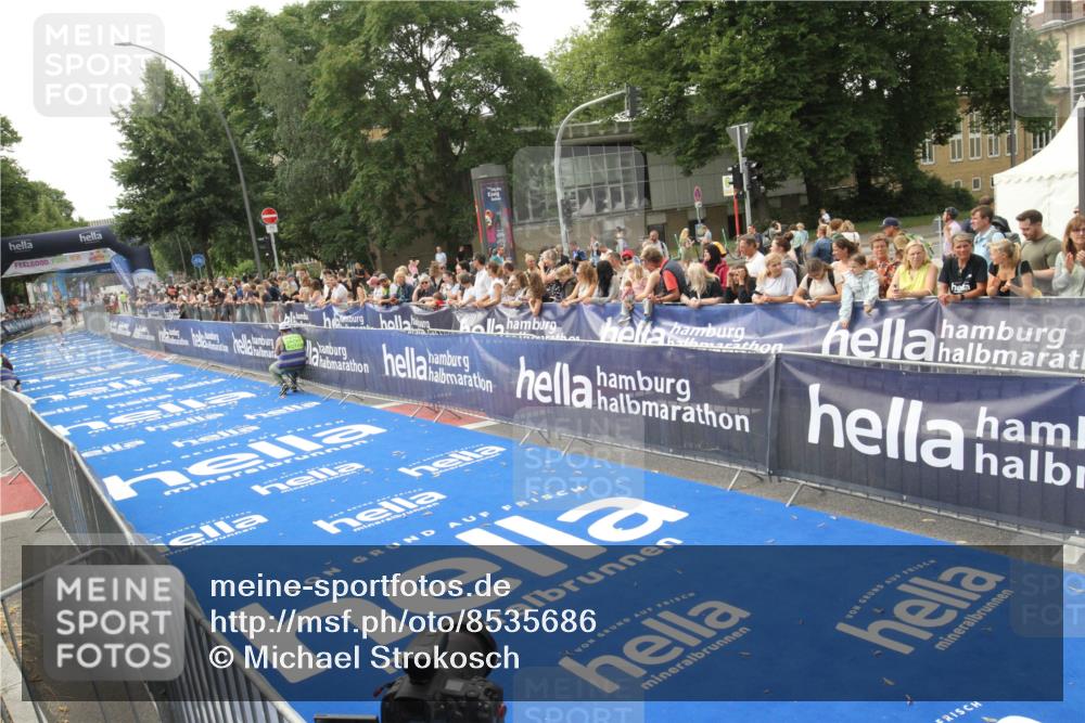 29.06.2025 - hella hamburg halbmarathon Michael Strokosch http://msf.ph/oto/8535686 29.06.2025 10:22:50 Ziel  meine-sportfotos.de