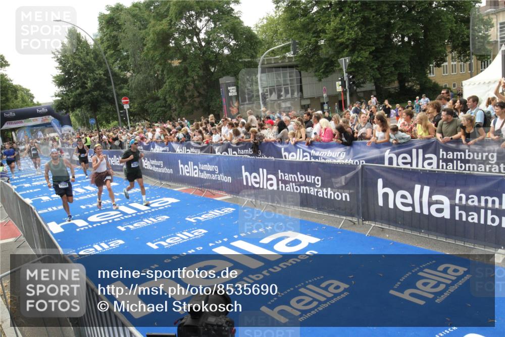 29.06.2025 - hella hamburg halbmarathon Michael Strokosch http://msf.ph/oto/8535690 29.06.2025 10:42:40 Ziel  meine-sportfotos.de