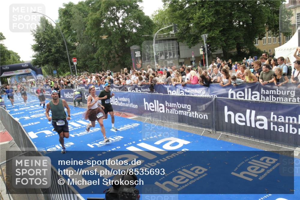 29.06.2025 - hella hamburg halbmarathon Michael Strokosch http://msf.ph/oto/8535693 29.06.2025 10:42:41 Ziel  meine-sportfotos.de